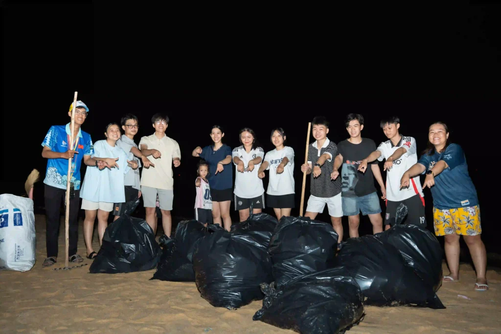 Nhặt rác bãi biển